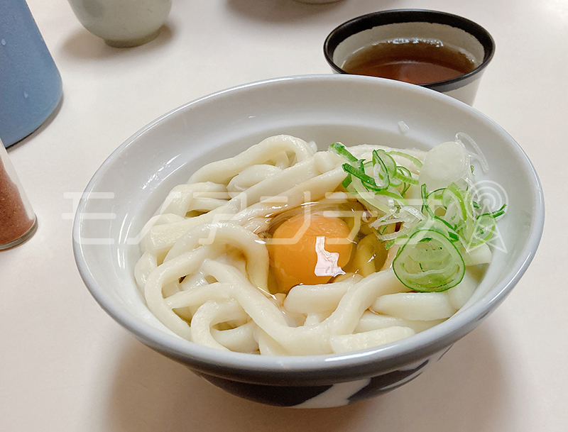 中井屋の伊勢月見うどん 600円(2025.5月現在)。太くてふにゃっとした歯応えが、その昔、長旅の空腹を満たす食べ応えとやさしい口当たりを両立させた思いやりの味。今でも当時をしのんで食べると、伊勢うどんのやわらかさに込められたわけが理解できる。