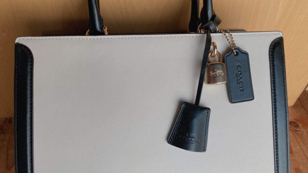 コーチのハンドバッグ、ブランドタグと鍵