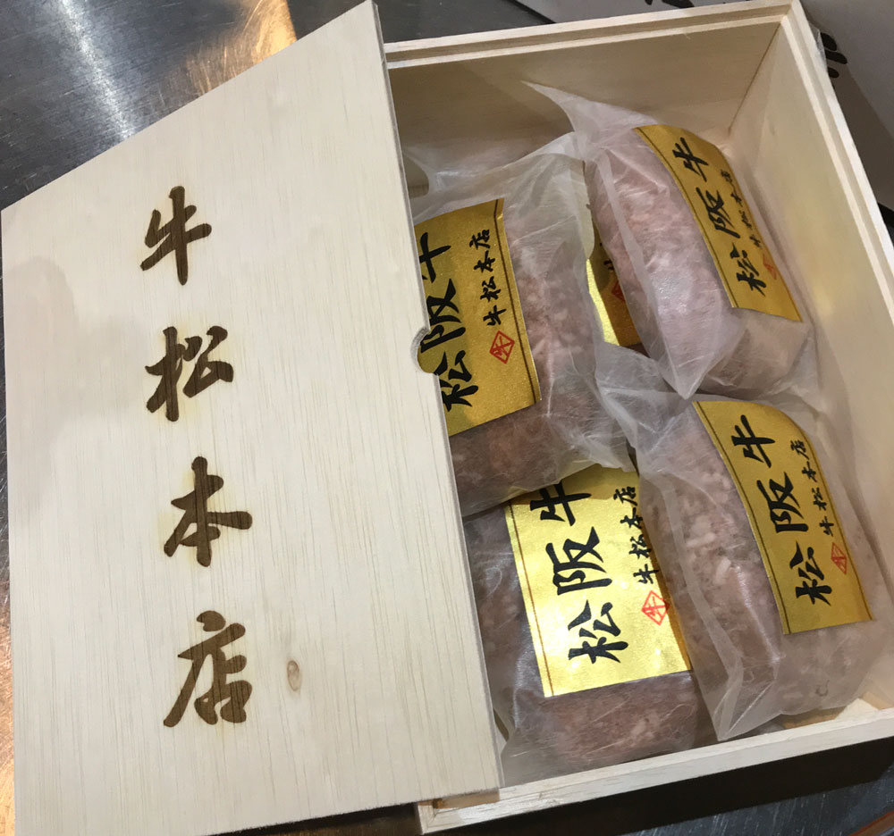 牛松本店の松阪牛100％の贅沢なハンバーグ（桐箱入り）グルメギフトに最適！