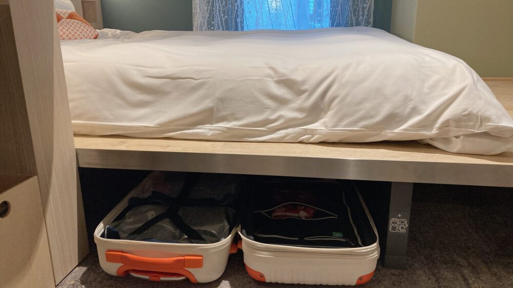 OMO金沢、ベッド下がスーツケースの収納になってる。