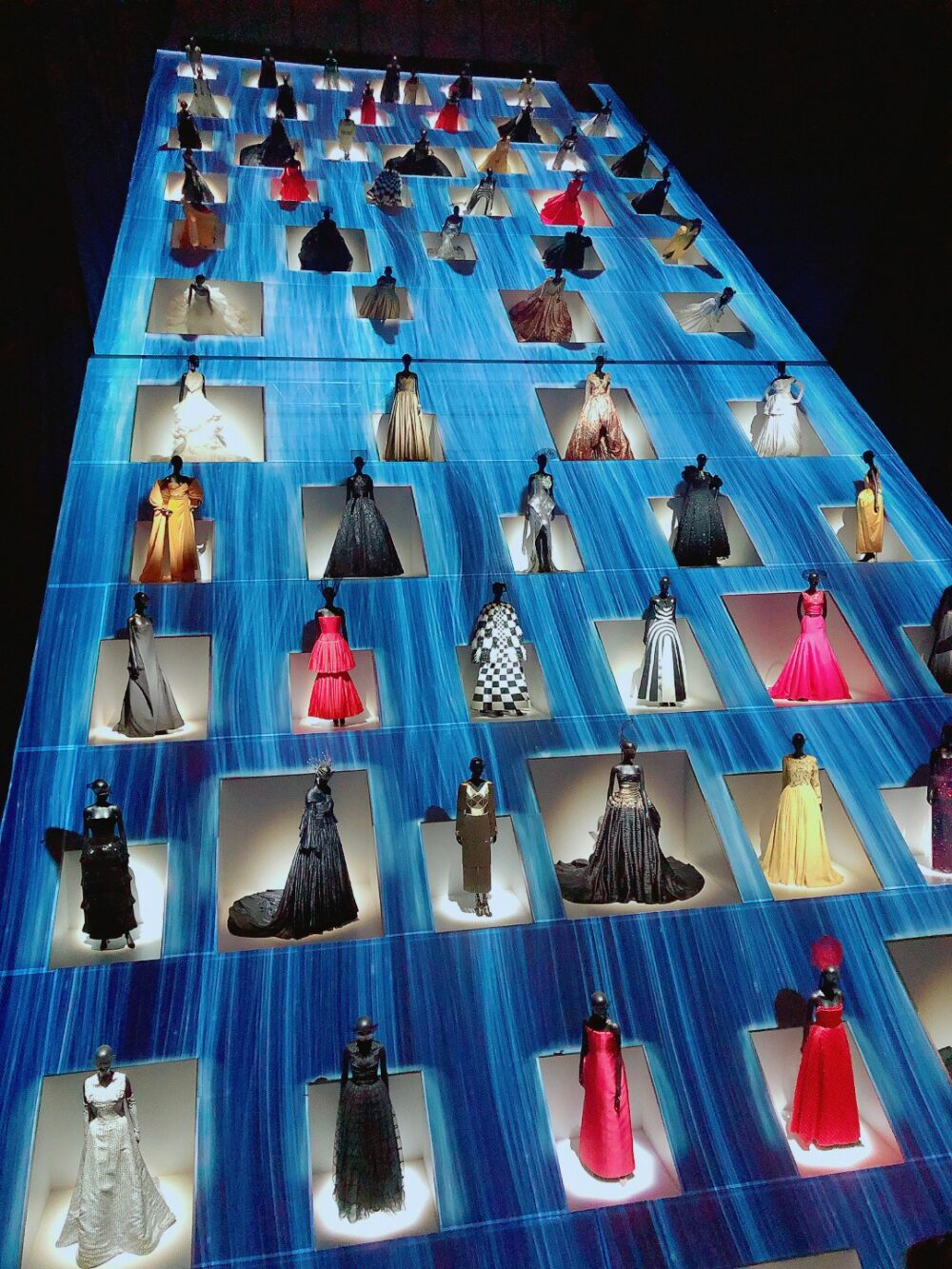 クリスチャン・ディオール展。吹き抜けの大空間に歴代のオートクチュールのドレスが並ぶ様（さま）は圧巻！