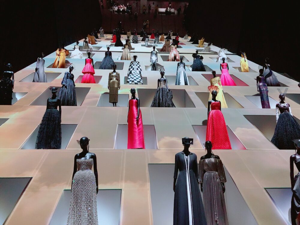 クリスチャン・ディオール展。吹き抜けの大空間に歴代のオートクチュールのドレスが並ぶ。