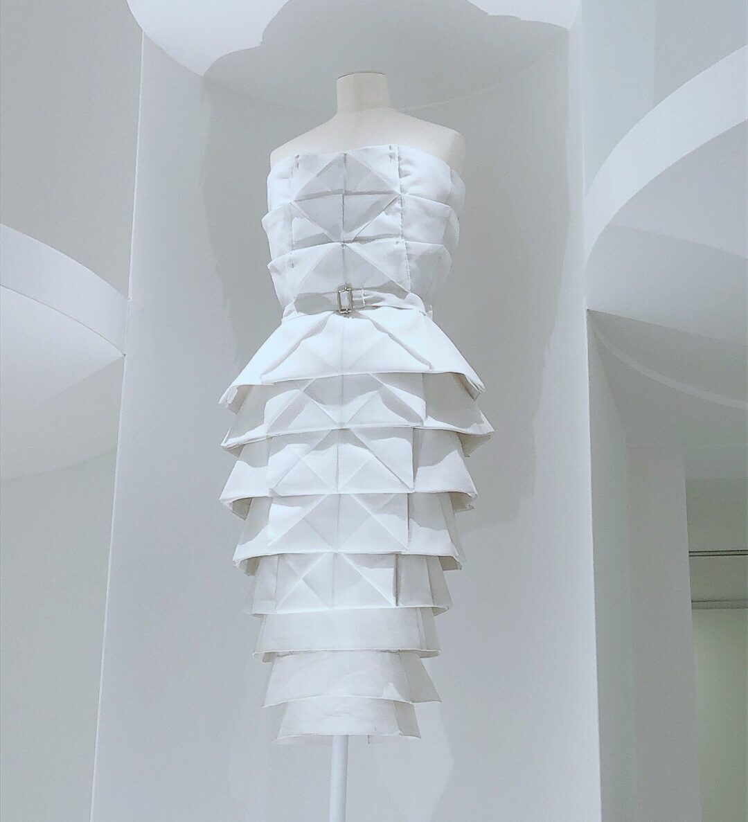 ディオール展、ドレスのシルエットやラインを確認するための「トワレ」。折り紙の要素を取り入れたデザインのタイトなドレス。規則的に並んだ三角形が目を惹く。