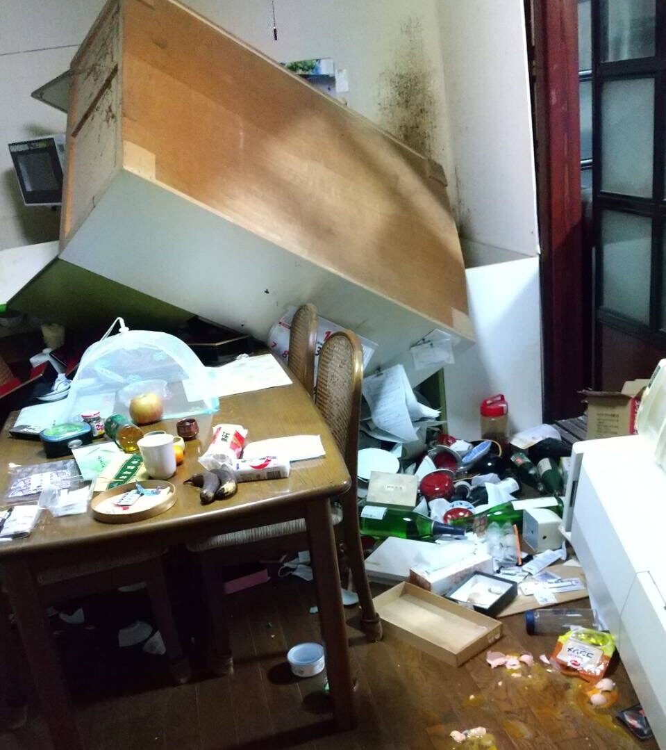 能登半島地震で家が半壊、食器棚からは食器が落ちた！